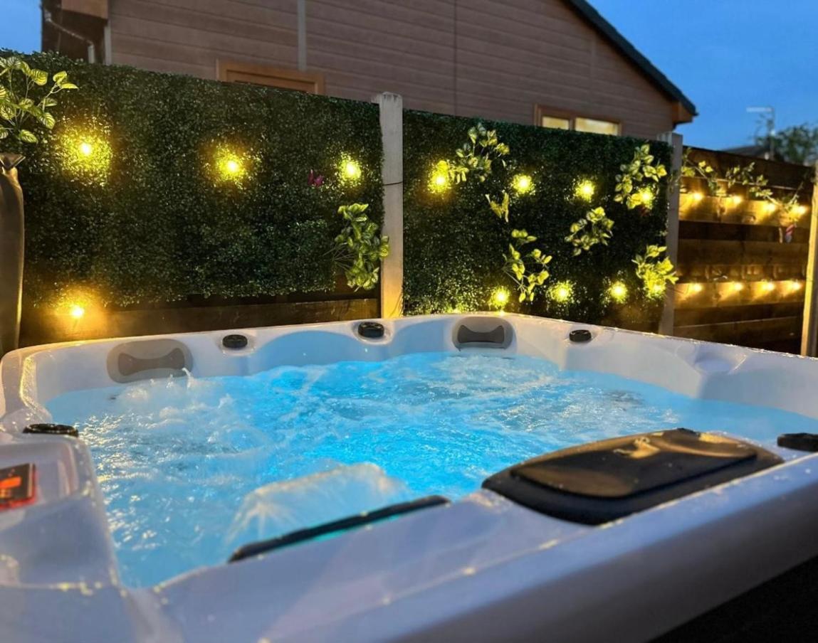 Elder Cabin With Hot Tub York Buitenkant foto